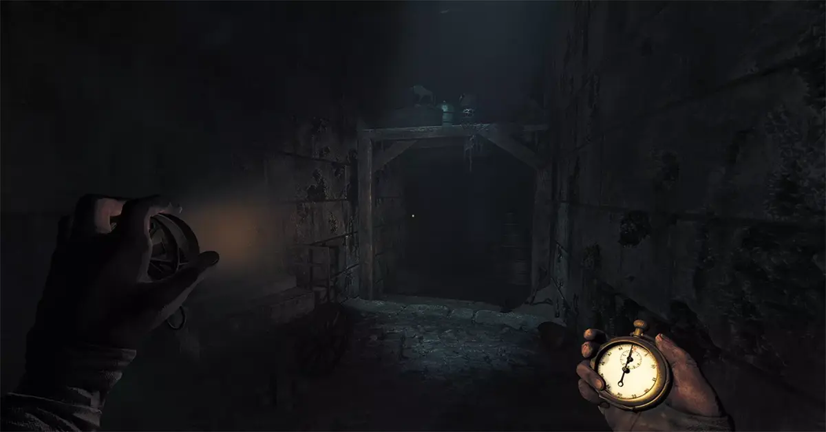 Een soldaat met een opwindzaklamp in een donkere, claustrofobische stenen gang in Amnesia: The Bunker.