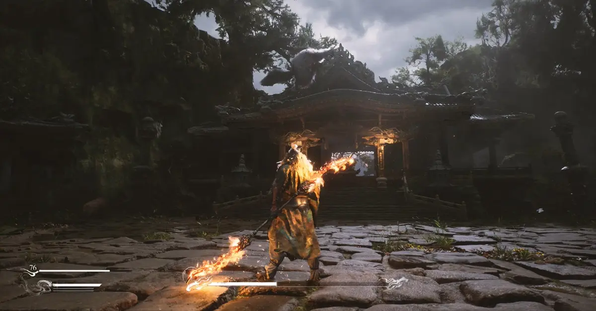 De Uitverkorene uit Black Myth Wukong met zijn staf in een mystiek bos