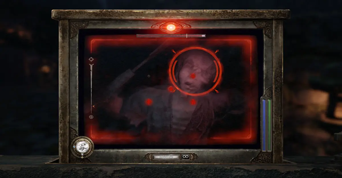 Mio kijkt door de lens van de Camera Obscura naar een angstaanjagende geest in Fatal Frame 2 Remake