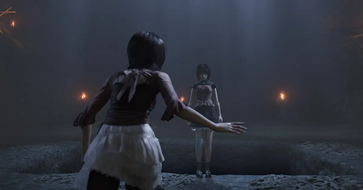 Mio en Mayu staan voor de in mist gehulde ingang van Minakami Village in Fatal Frame II Remake