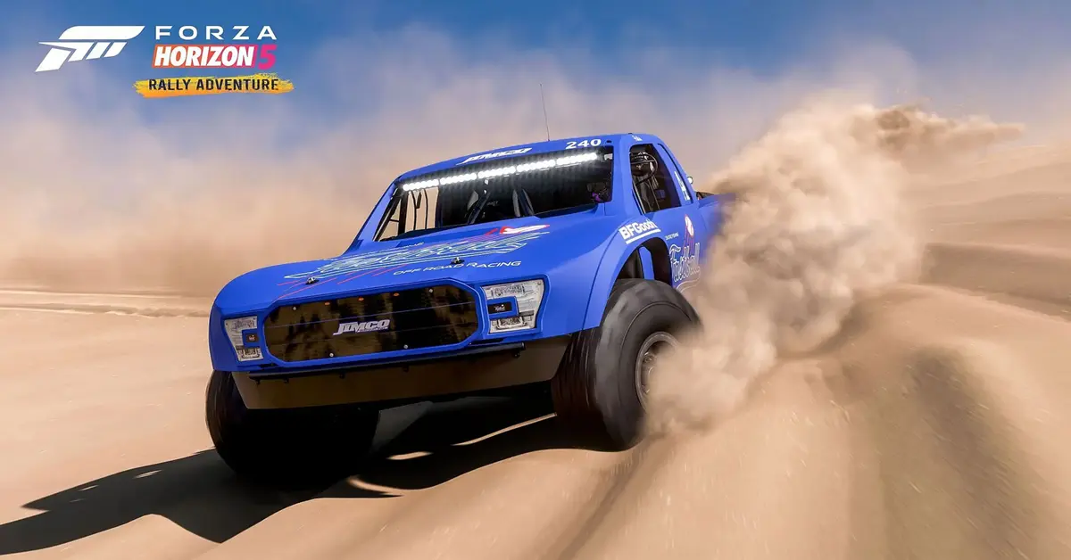 Een rallyauto doet stof opwaaien in de Forza Horizon 5 Rally Adventure-uitbreiding