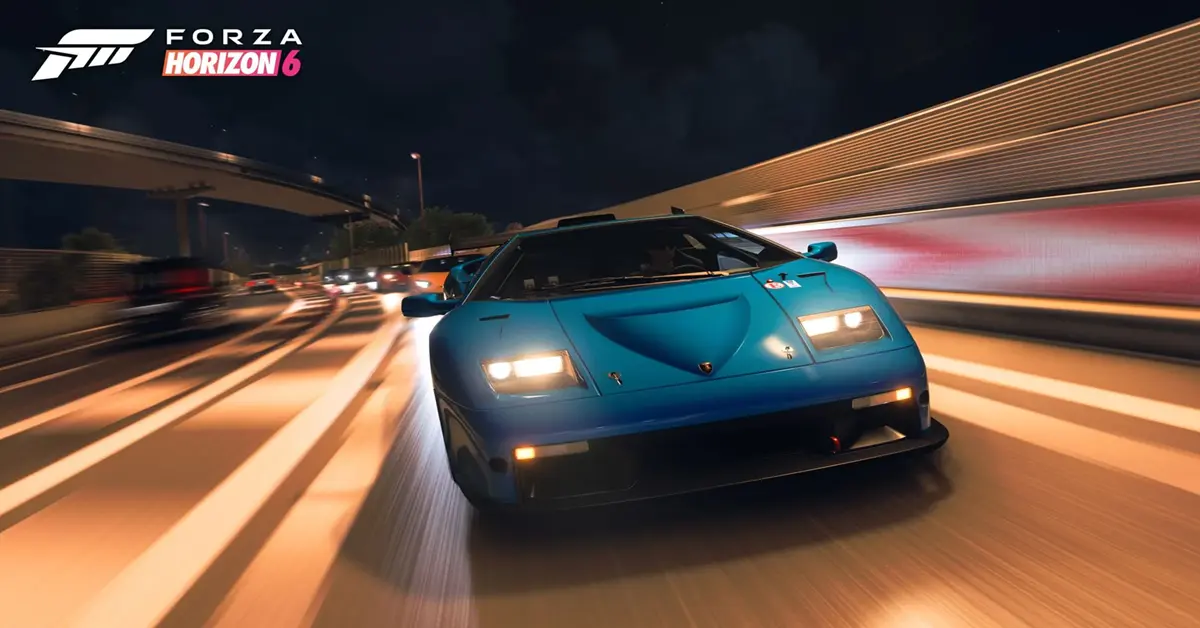 Een zwaar gemodificeerde sportwagen die door de met neon verlichte straten van Tokio drift in Forza Horizon 6.