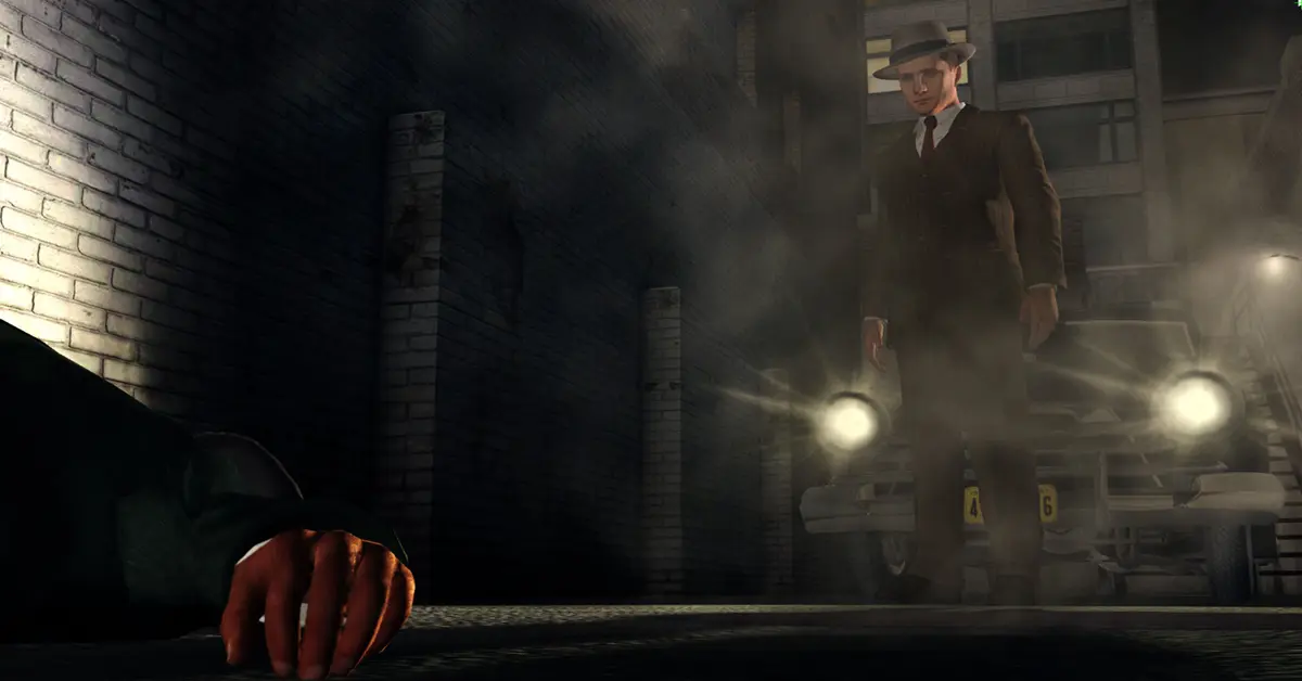 L.A. Noire-rechercheur Cole Phelps staat in een schaars verlichte straat in de jaren 40