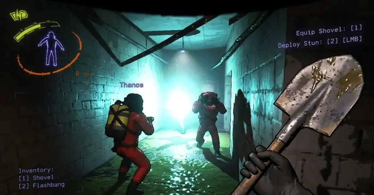 Spelers die de schep en flashbangs gebruiken in een donkere industriële gang in Lethal Company.