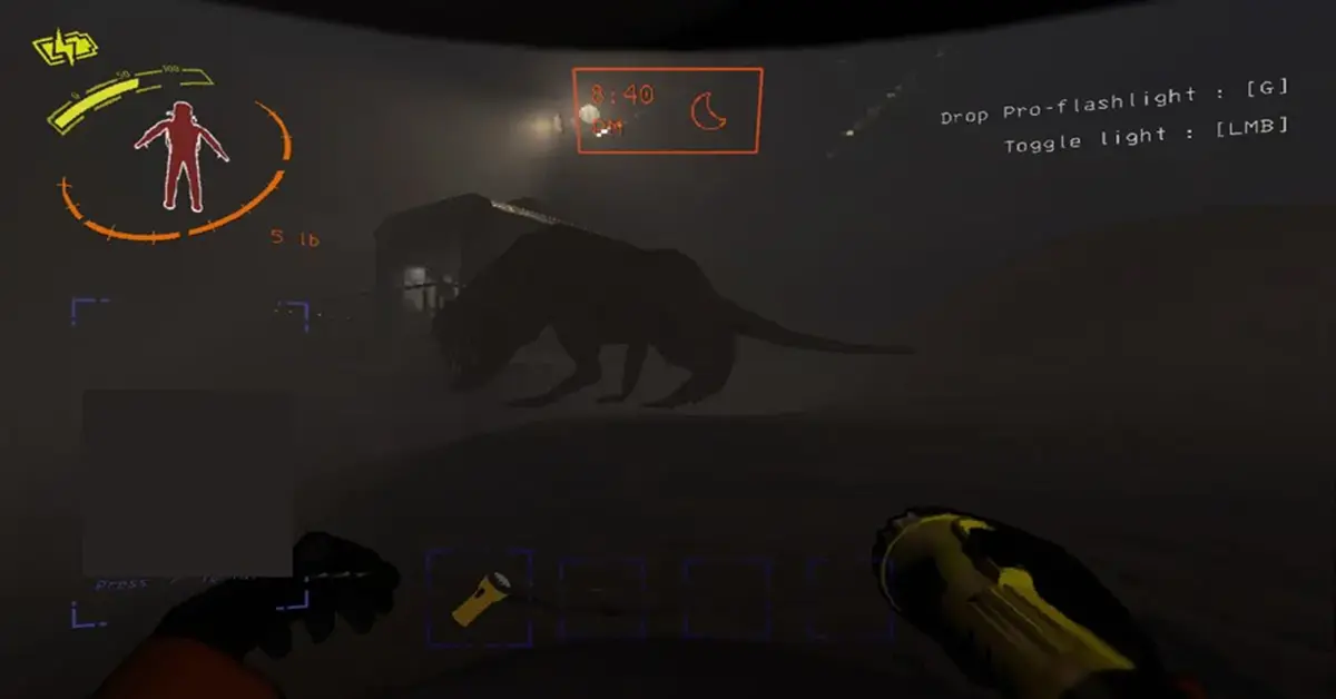 First-person perspectief van een speler die zich in het schip verstopt voor een enorm oogloos hondenmonster in Lethal Company
