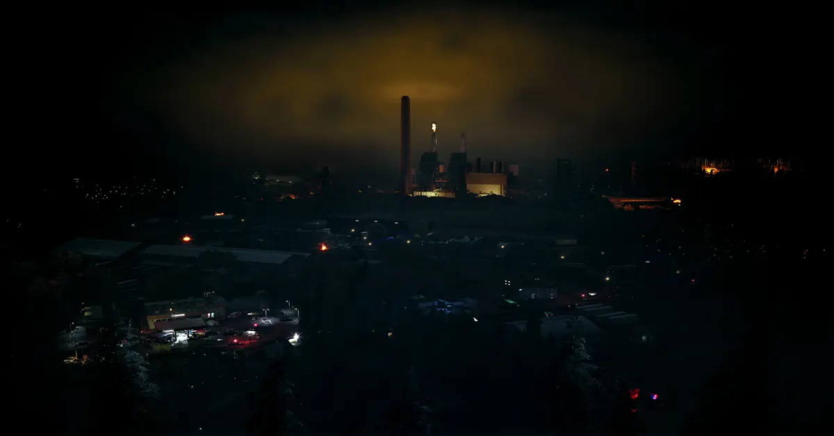Een overlevende navigeert door een donker industrieel complex in No More Room in Hell 2