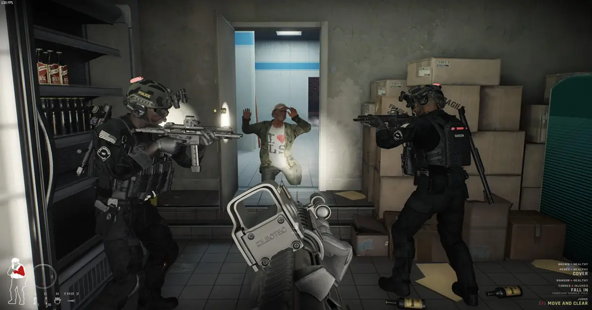 First-person weergave van een SWAT-agent die richt met een geweer met zaklamp-accessoire