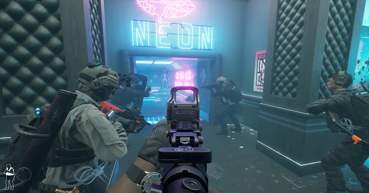 Een volledig uitgerust SWAT-team valt een donkere kamer binnen in Ready or Not op de pc.