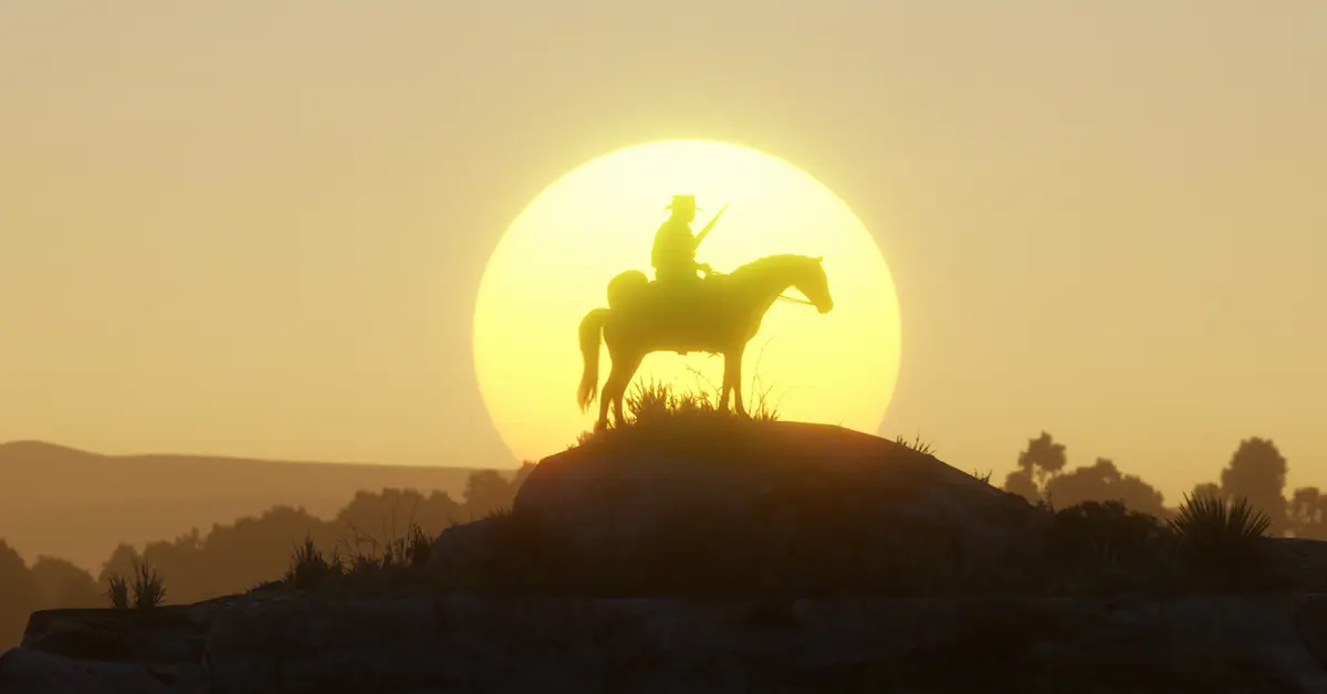 Arthur Morgan kijkt uit over een uitgestrekte, mistige bergvallei in Red Dead Redemption 2