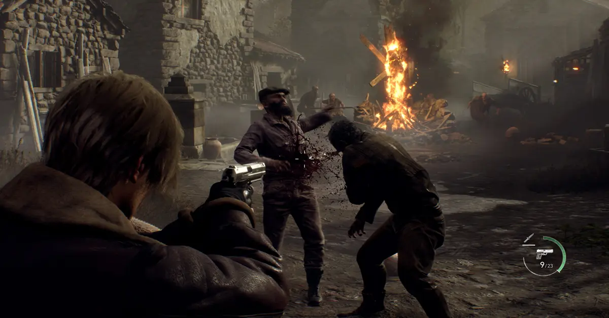 Leon S. Kennedy met een pistool in het Europese dorp van Resident Evil 4 Remake