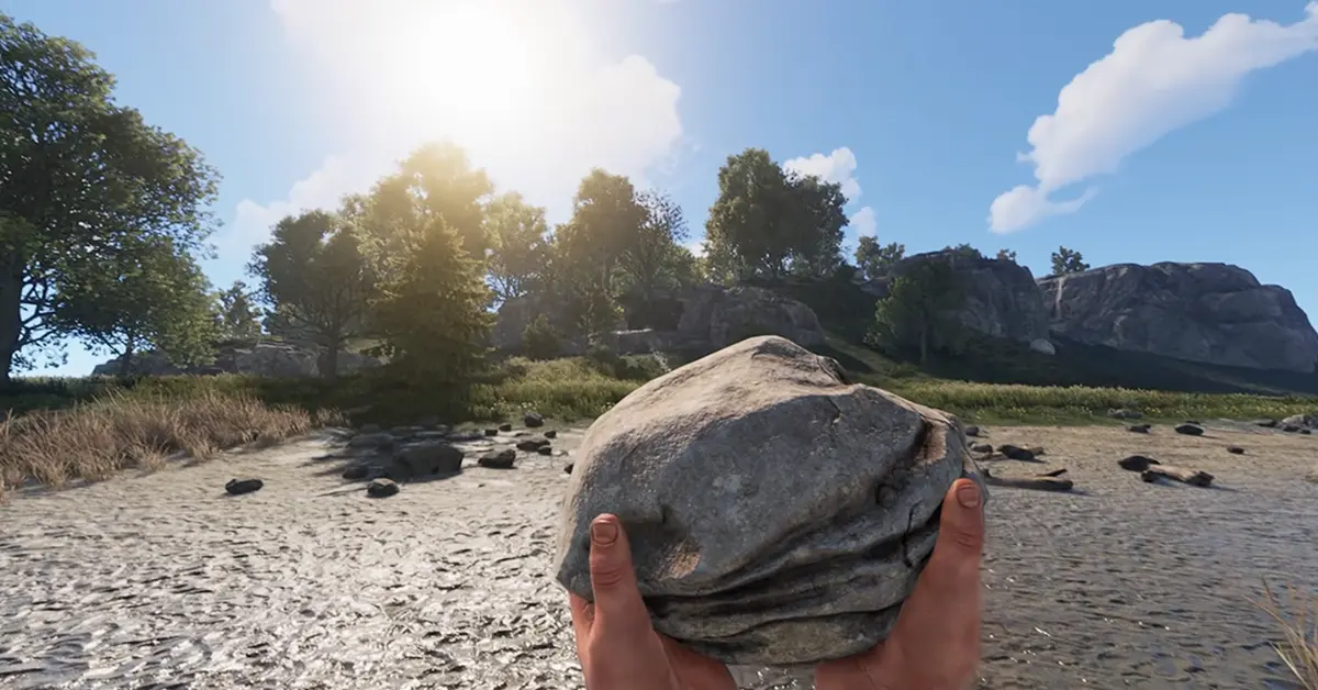 First-person perspectief van een Rust-speler die bij zonsopgang met een steen op het strand staat, klaar voor de server wipe