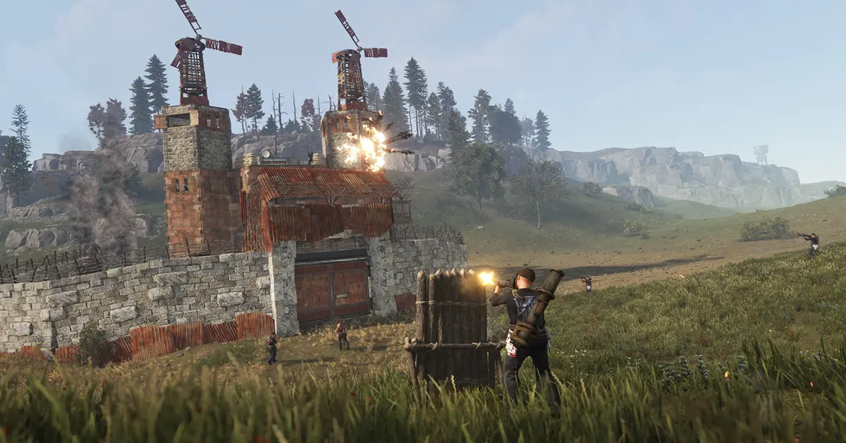 Een speler staat bij zonsopgang buiten een versterkte metalen basis in Rust, met een zelfgemaakt aanvalsgeweer in de hand.