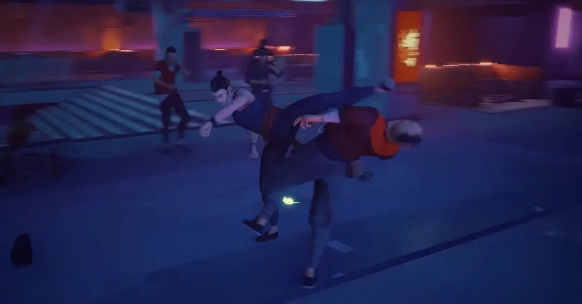 Sifu-hoofdpersoon voert een martial arts-trap uit in een neonverlichte club