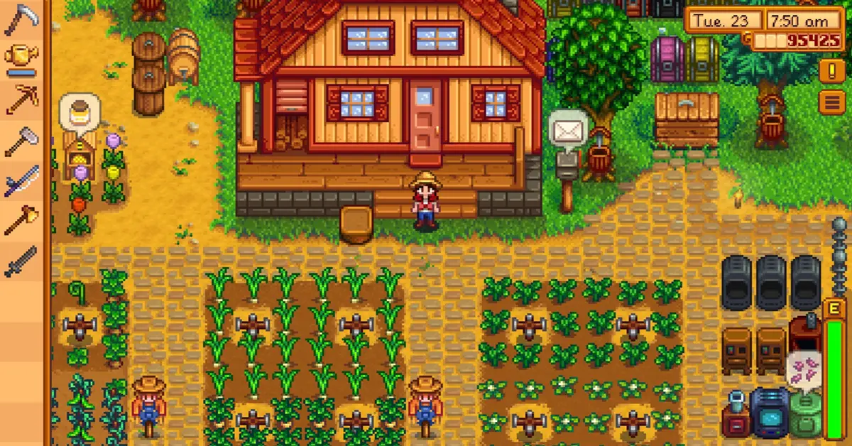 Een gedetailleerde weergave van een sterk georganiseerde Stardew Valley-boerderij met geavanceerde sproeiers en volgroeide gewassen.