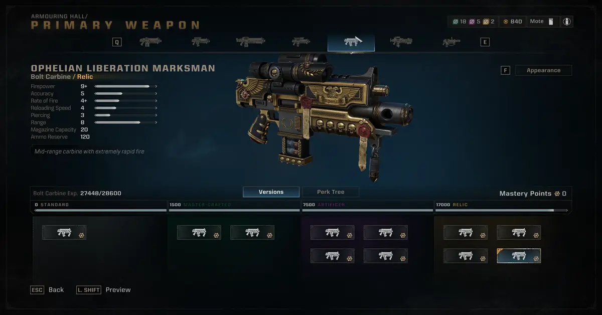 Space Marine uitrustingsscherm dat het dynamisch wisselen van perks en de nieuwe eenhandige Bolt Carbine laat zien